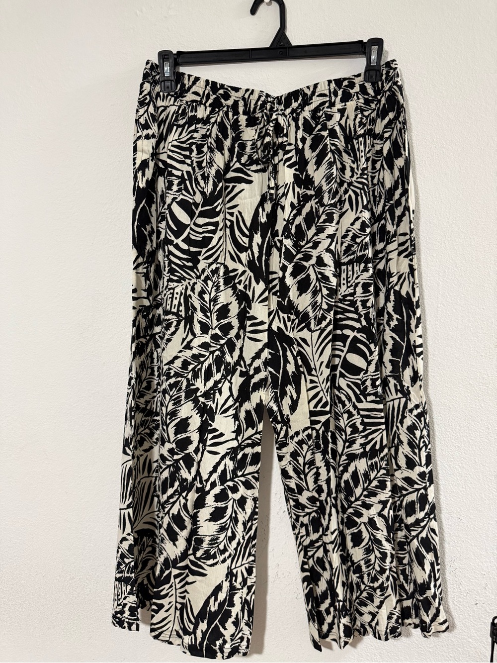 Women's Black & White Leaf-Print Wide Leg Pants